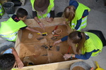 Animation, des archéologues et des enfants font des fouilles au musée archéologique Lattara